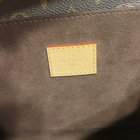 Louis Vuitton Brown and Gold Crossbody Bag
OPEN TO REASONABLE OFFERS 🥳🤩 - Picture 14 of 16